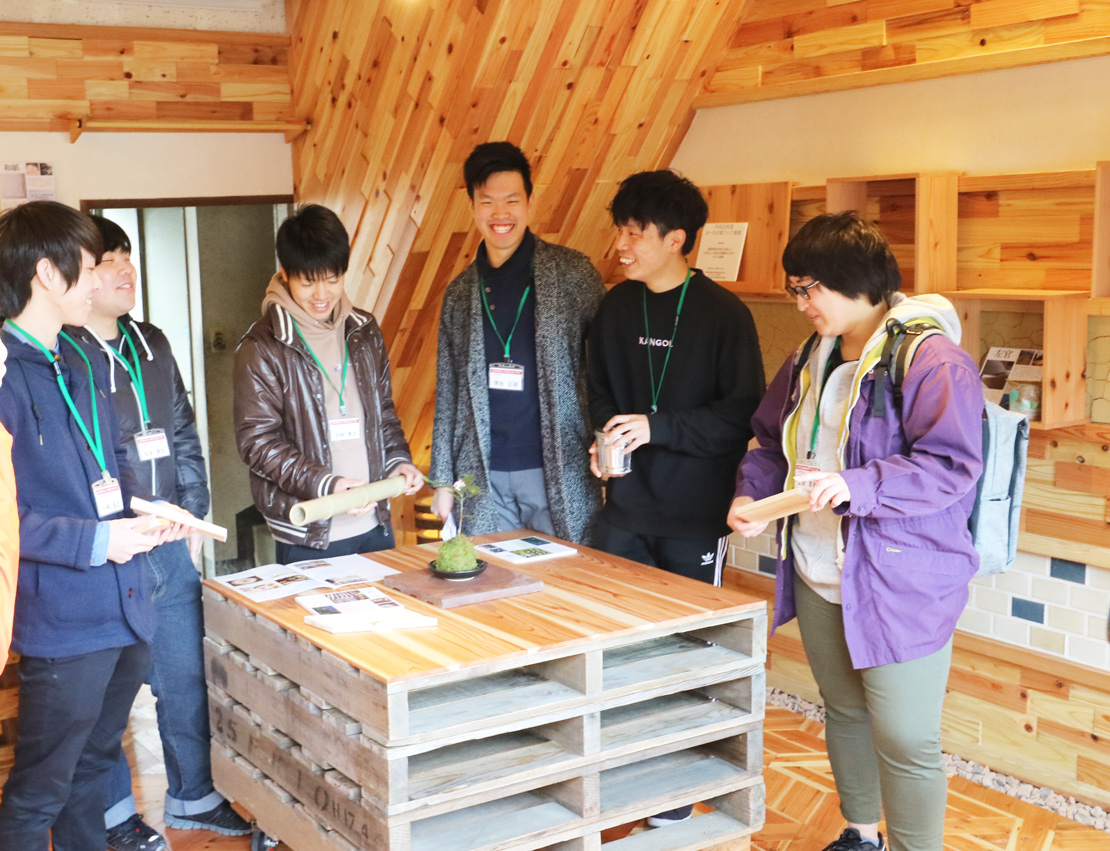 写真：総合制作に取り組む学生たちの様子